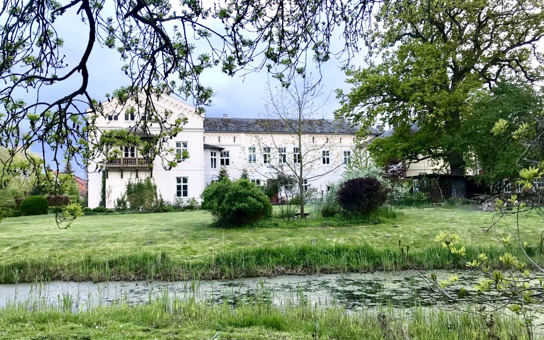 Zicht op het landhuis vanuit het park, © Herrenhaus Roggow