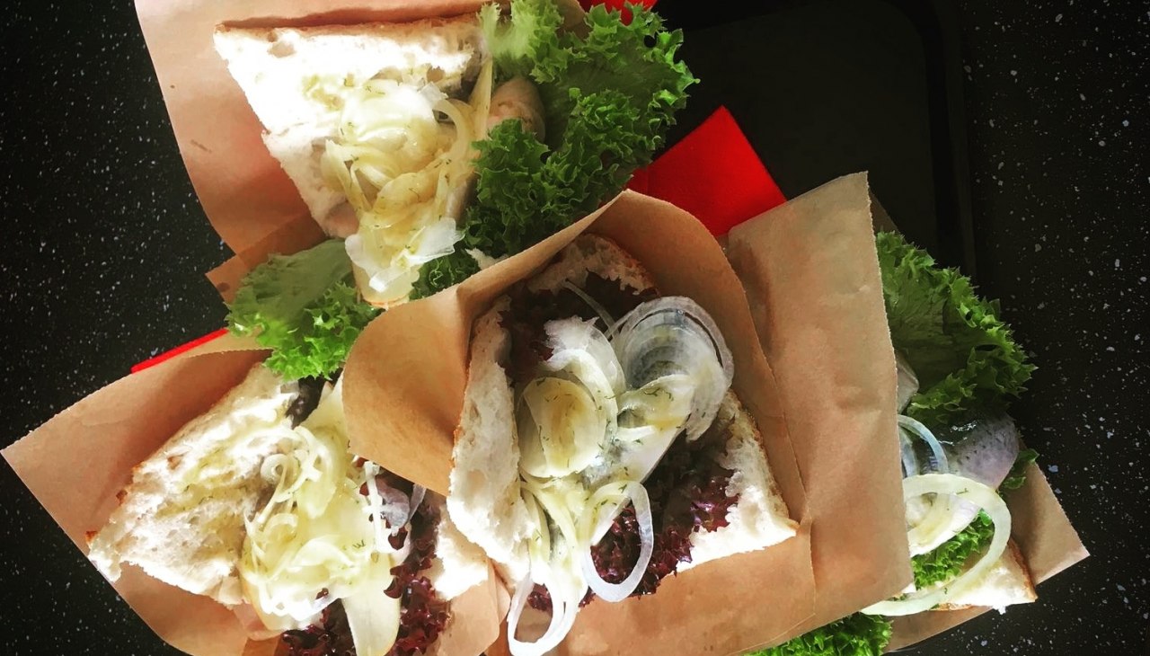 Vis in plat brood, bijv. matjes of bismarck, © Oliver Pahlke Vis in plat brood, bijv. matjes of bismarck, © Oliver Pahlke