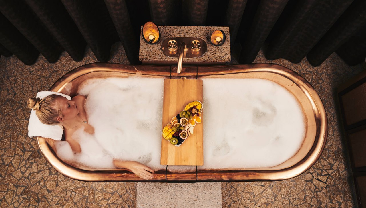 wellness-spa-frau-in-badewanne-von-oben-totale-ostseehotel-kuehlungsborn, © Arne Nagel