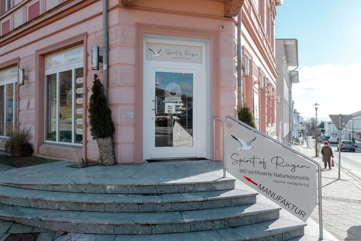 Wejście na rogu ulic Hauptstraße i Hafenstraße // © Spirit of Rügen GmbH Wejście na rogu ulic Hauptstraße i Hafenstraße // © Spirit of Rügen GmbH