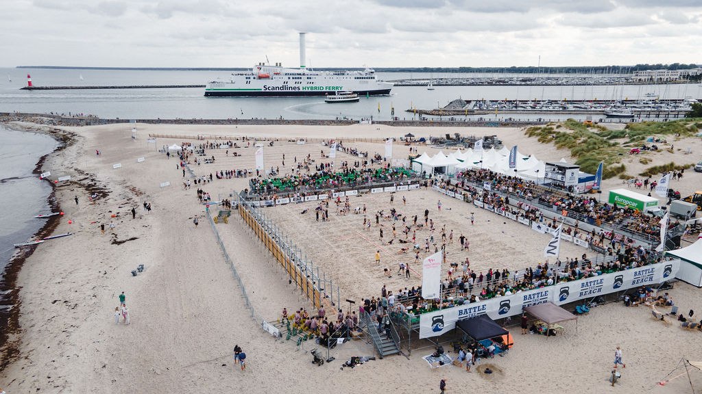 De Strand Arena Warnemünde vanuit de lucht tijdens Battle The Beach. De wedstrijdarena tijdens het Functional Fitness Event., © Sebastian Hugo Scholz-Witzel