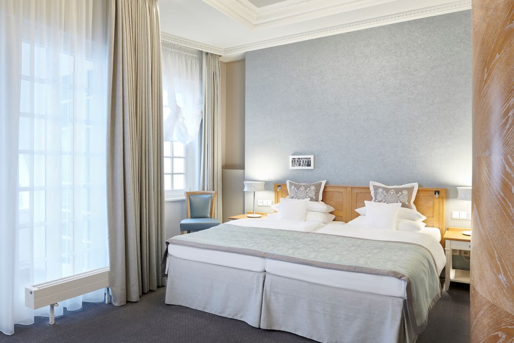 junior-suite-seeblick-schlafbereich-bett-kurhaus-binz, © Pocha