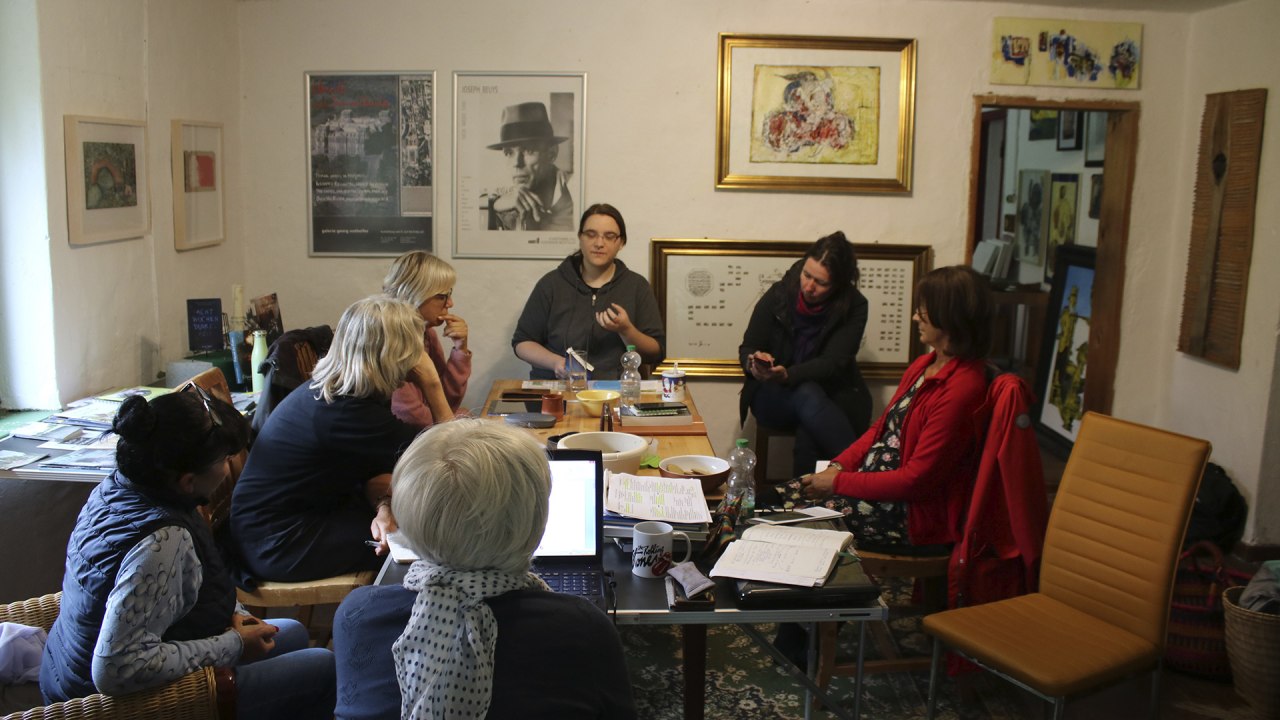 Writing workshop at the Kunsthaus with Jarmen author Anne Zandt // &copy; Rainer Gra&szlig;muck