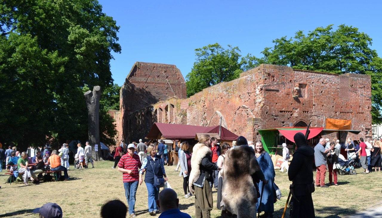 Kleurrijke marktdrukte op de kloostermarkt van Eldena 2016, &copy; Universit&auml;ts- und Hansestadt Greifswald