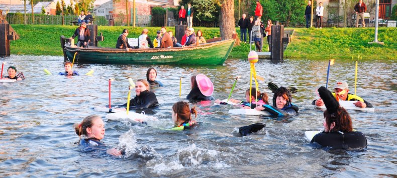 Easter torchlight swim on the Elde in Plau am See // &copy; Antje Bernstein