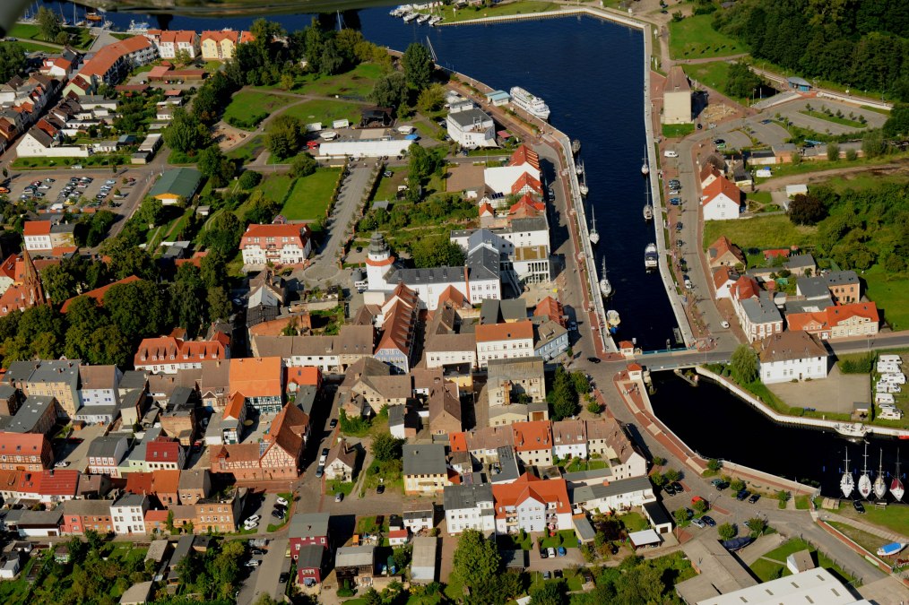 Widok z lotu ptaka na centrum nadmorskiego kurortu Ueckermünde z Zamkiem Książąt Pomorskich, © Walter Graupner