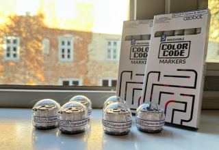 6 Ozobots mit Anleitung auf dem Fensterbrett der Stadtbibliothek // &copy; Stadtbibliothek Stralsund