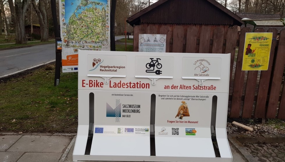 E-bike oplaadstation bij het Mecklenburgse zoutmuseum in Bad Sülze // © Martin Hagemann E-bike oplaadstation bij het Mecklenburgse zoutmuseum in Bad Sülze // © Martin Hagemann