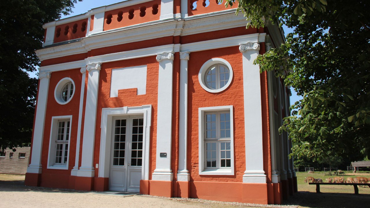 Ivenack - rood en wit paviljoen, &copy; Silke Voss