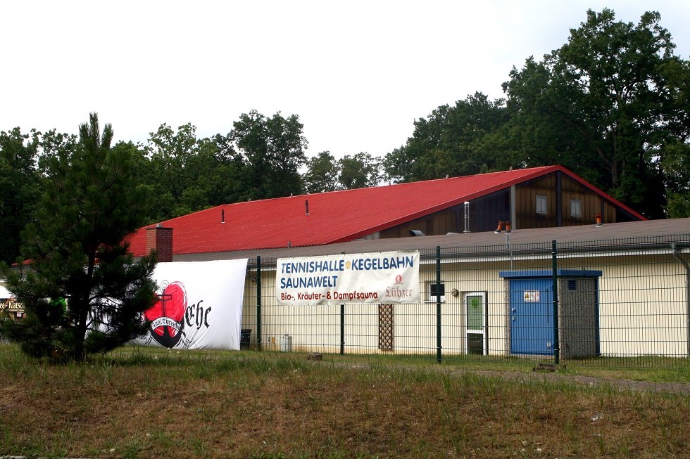 Zicht op het indoor tenniscentrum van buitenaf, &copy; Sabrina Wittkopf-Schade
