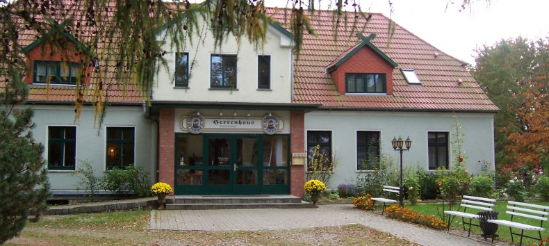 Posiadłość Friedrichshof – podjazd do posiadłości // © Herrenhaus Friedrichshof Posiadłość Friedrichshof – podjazd do posiadłości // © Herrenhaus Friedrichshof