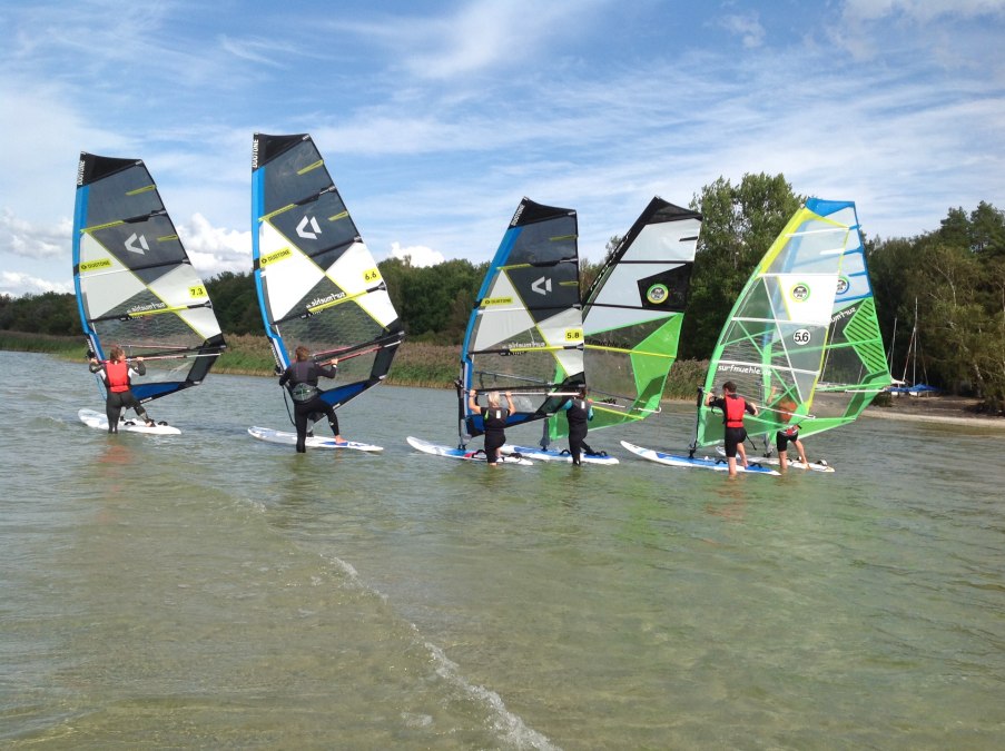 Kurs windsurfingu wraz ze sprzętem w strefie stojącej, © Katamaran- und Surfmühle