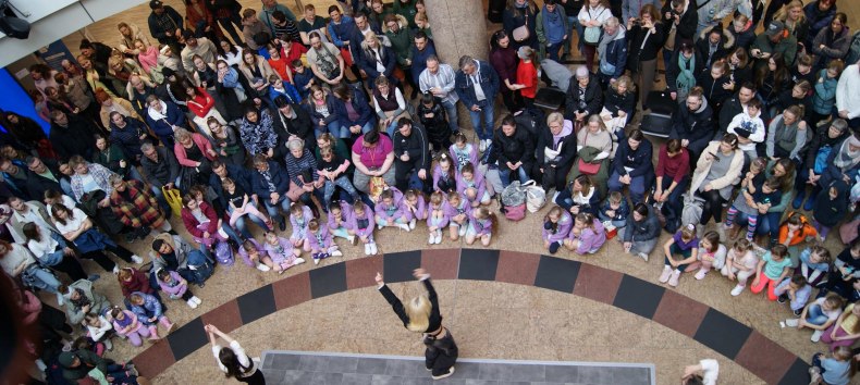 We are delighted that many dance groups will be taking part again this year and will be shaping the day of action with their energy., &copy; J.Martens