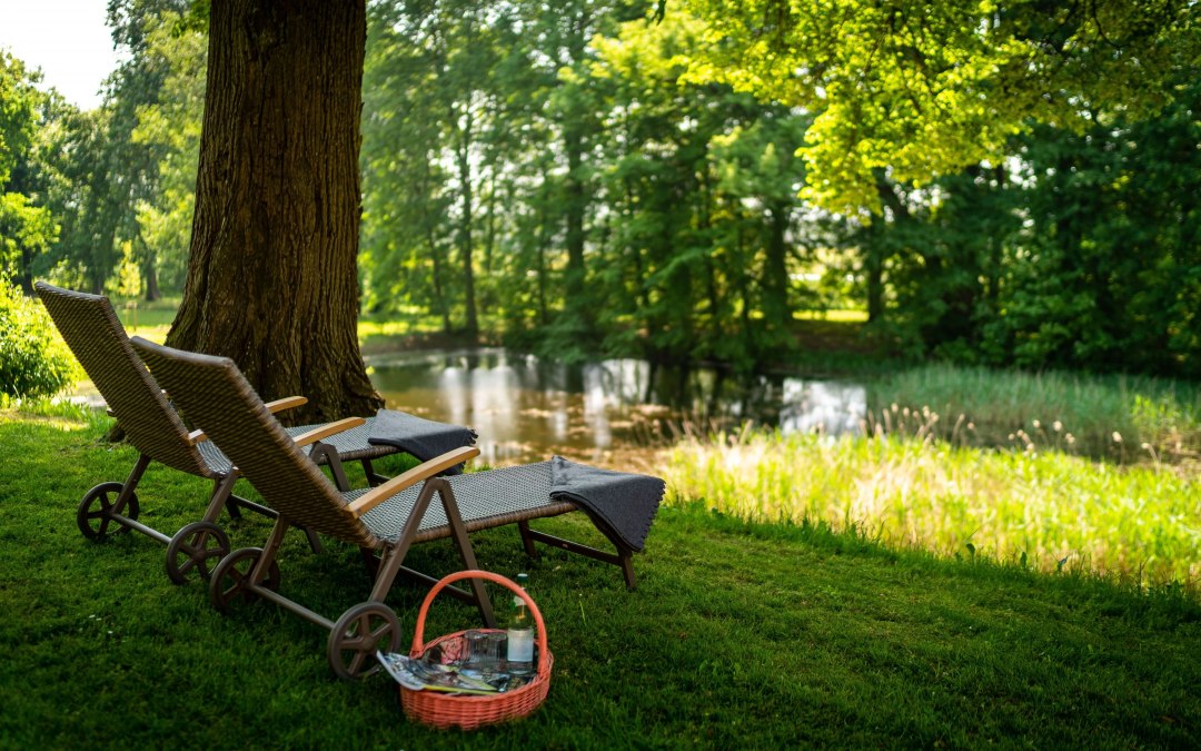 Relaxing in Lühburg Castle Park, © Schloss Lühburg