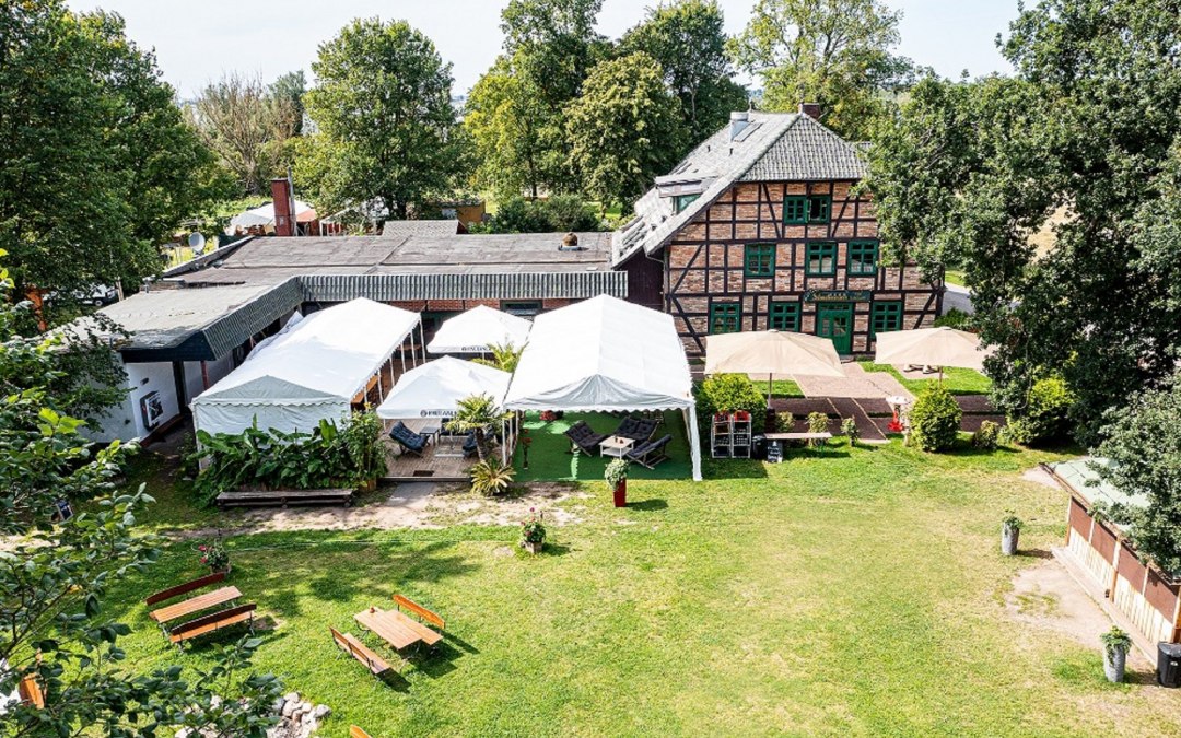 Luchtfoto van de traditionele Schnatermann herberg, © TAURUS Werbeagentur / Stefan Peuß