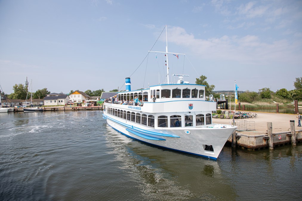 Wyspa Hiddensee ze statkiem pasażerskim Wappen von Breege, © Weiße Flotte GmbH