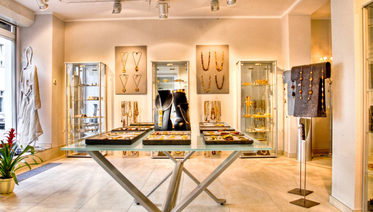 Galeria prezentuje biżuterię i rzeźby wykonane z bursztynu, © Uta Erischson