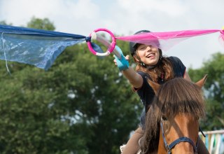 Reiten und Merr: Spielen mit und auf dem Pferd fördert die Geschicklichkeit, macht Spaß und sorgt für gute Laune. // © MV-T/Hafemann Reiten und Merr: Spielen mit und auf dem Pferd fördert die Geschicklichkeit, macht Spaß und sorgt für gute Laune. // © MV-T/Hafemann
