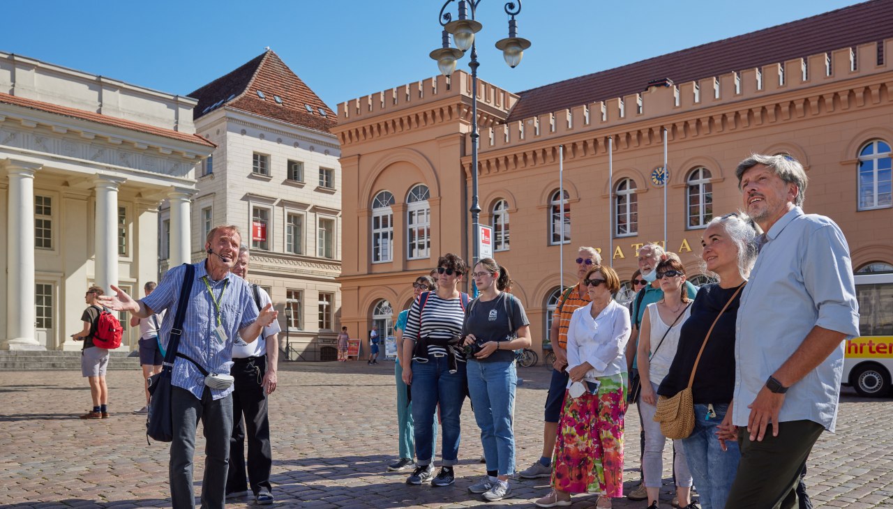 Wycieczka po mieście, Am Markt - w tle budynek z kolumnami i zabytkowy ratusz., © Stadtmarketing Schwerin | Oliver Borchert
