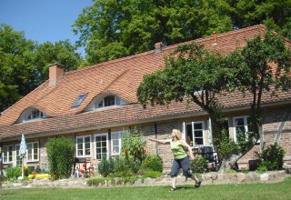 Im großen Garten mit Liege- und Tobewiese gemeinsam aktiv sein // © Landhaus im Grünen/Kästner Im großen Garten mit Liege- und Tobewiese gemeinsam aktiv sein // © Landhaus im Grünen/Kästner