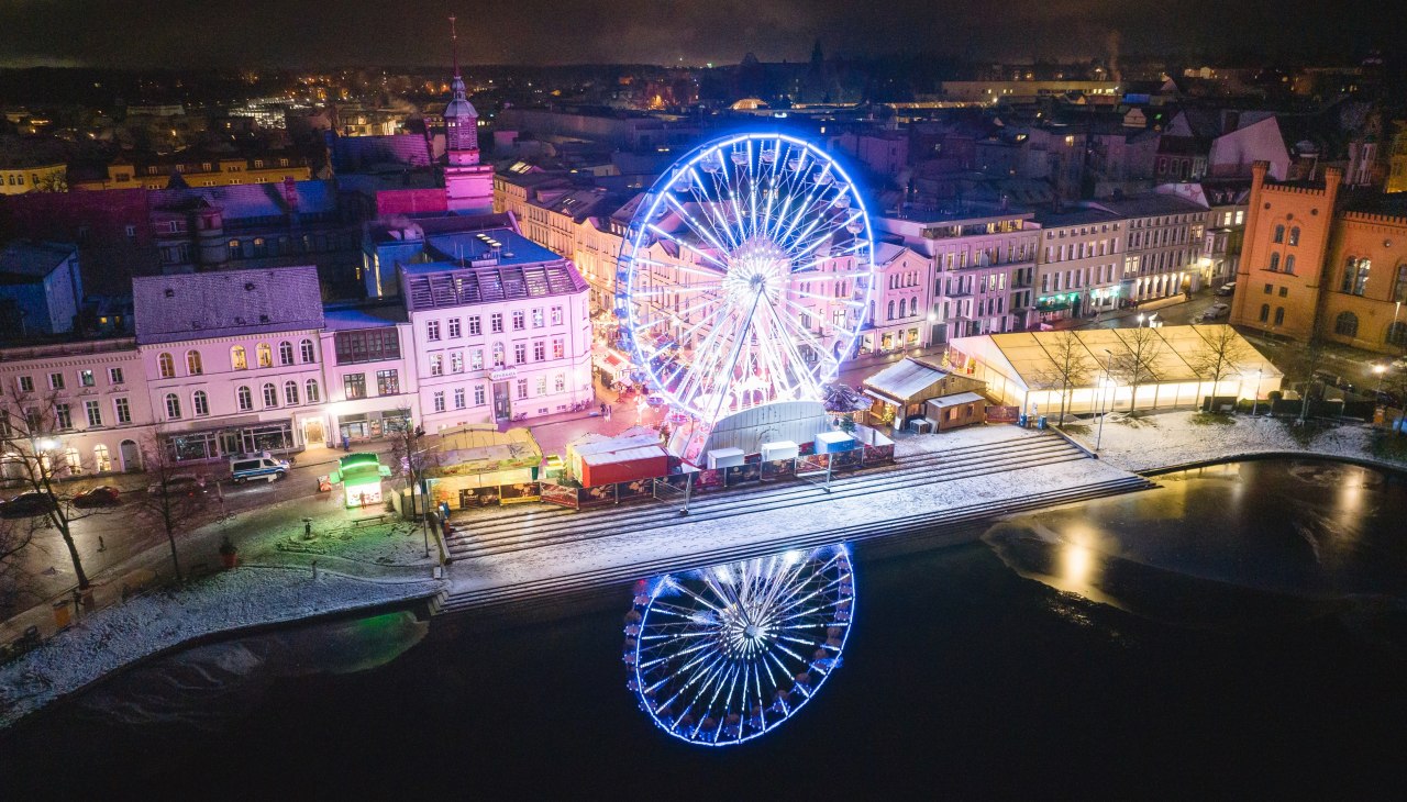 Weihnachtsmarkt Schwerin Winter Schnee Riesenrad Pfaffenteich_7 (c) TMV, Gross, &copy; TMV/Gross