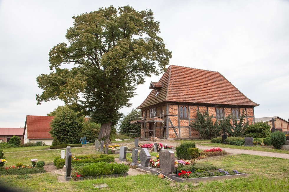 the chapel Zepelin with lime tree and cemetery // &copy; Frank Burger