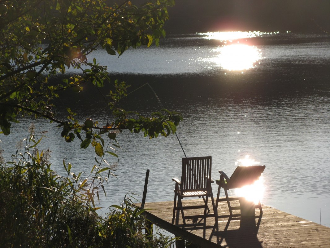 Kładka z domu z trzciny w "Indiańskim lecie" w Meck-Pomm // &copy; Ewald Krombholz