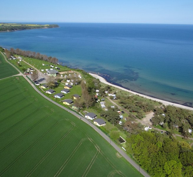 Luchtfoto van KNAUS Camping- en Vakantiepark R&uuml;gen // &copy; Helmut Knaus KG