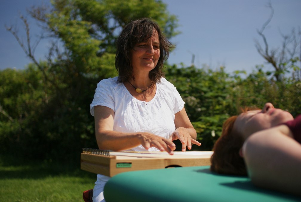 Martina Gläser-Böhme grająca na monochordzie - klientka na kanapie, © Martina Gläser-Böhme