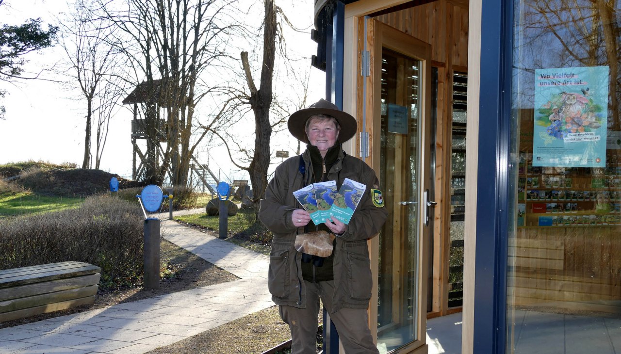 Ranger Renate Colell w pawilonie informacyjnym przed wieżą widokową Elwkieker., &copy; Biosph&auml;renreservatsamt Schaalsee-Elbe