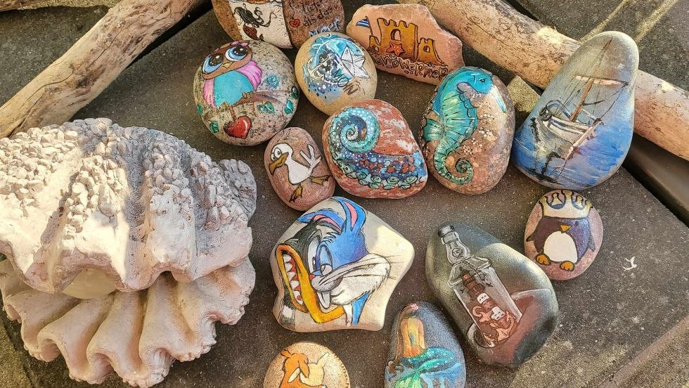 hand painted stones from the beautiful Baltic coast. maritime, animal funny or romantic, © Ivonne Unruh