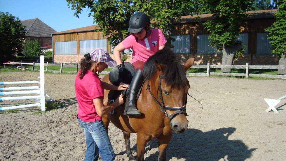 Tijdens de therapeutische ontmoeting met het paard ervaren kinderen en volwassenen met een beperking de nabijheid van het paard., © Reit- und Fahrverein Obermützkow e.V.