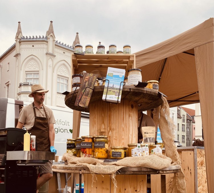 De regionale winkel WOLFGRAMM is ook vertegenwoordigd op regionale markten in Greifswald en omgeving. De producten kunnen daar ook worden geproefd., © Dörte Wolfgramm-Stühmeyer De regionale winkel WOLFGRAMM is ook vertegenwoordigd op regionale markten in Greifswald en omgeving. De producten kunnen daar ook worden geproefd., © Dörte Wolfgramm-Stühmeyer