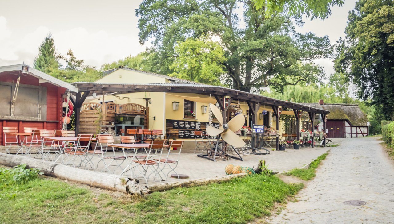 Fish restaurant in Gristow directly at the harbor