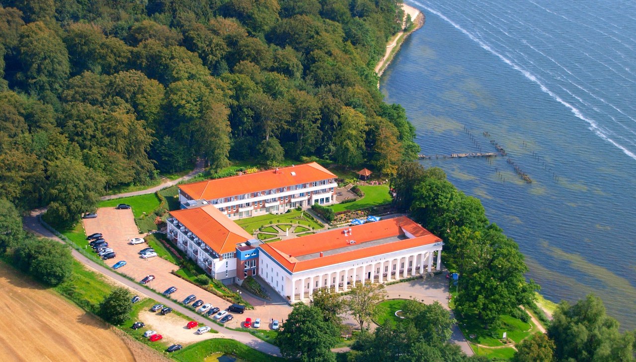 Luchtfoto van het hotelcomplex, © Hotel Badehaus Goor