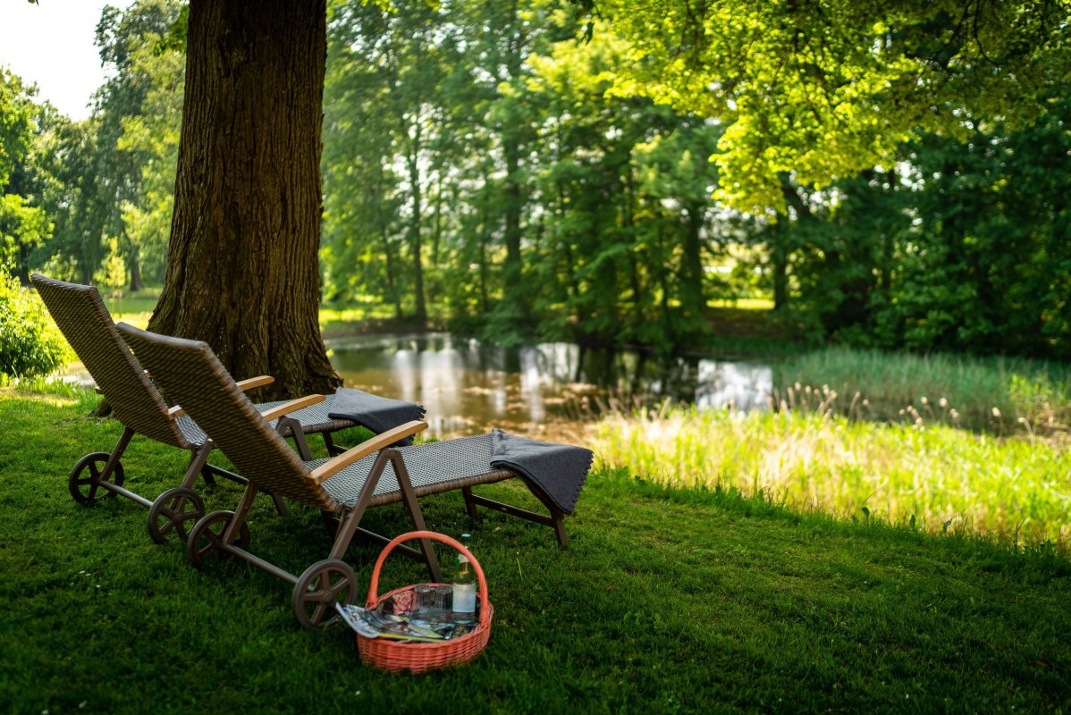 Relaxing in L&uuml;hburg Castle Park // &copy; Schloss L&uuml;hburg