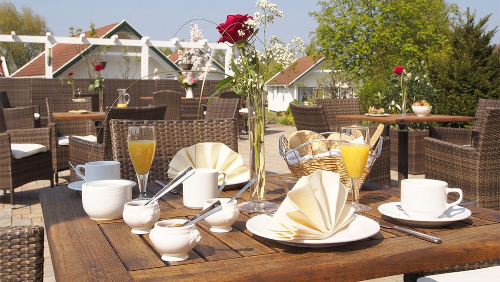 Terras met ontbijt bij Tarnewitzer Hof, © Hotelanlage Tarnewitzer Hof Terras met ontbijt bij Tarnewitzer Hof, © Hotelanlage Tarnewitzer Hof