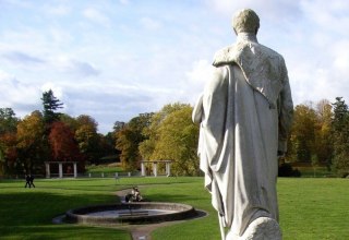 Malte-Denkmal im Park Putbus mit Blick zum abgerissenen Schloss // &copy; Tourismuszentrale R&uuml;gen