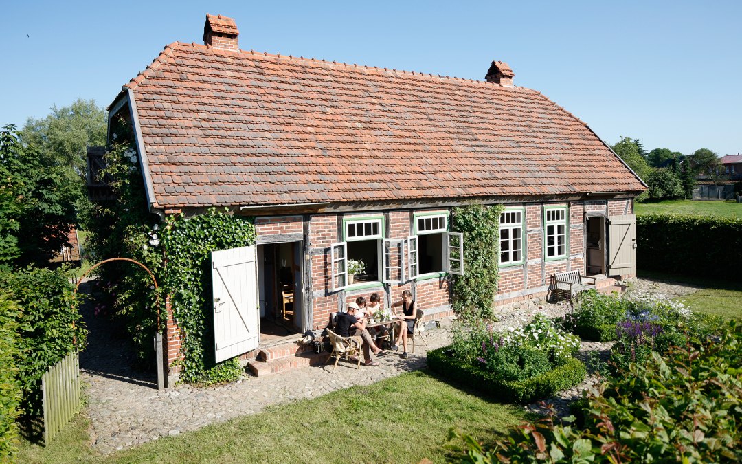 Ontbijtterras voor het oude daglonershuisje, © Hauke Dressler