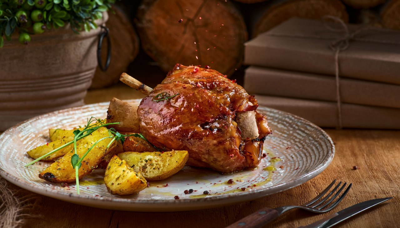 Kolacja z golonką, &copy; AdobeStock