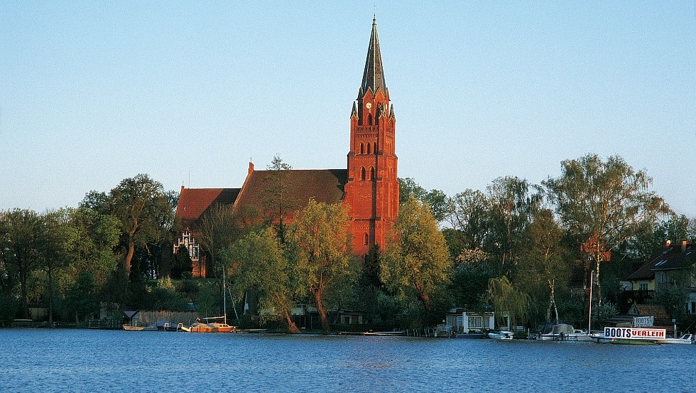 Uitzicht vanaf de Müritz naar de Mariakerk in Röbel/Müritz // © MV-T/Krüger Uitzicht vanaf de Müritz naar de Mariakerk in Röbel/Müritz // © MV-T/Krüger