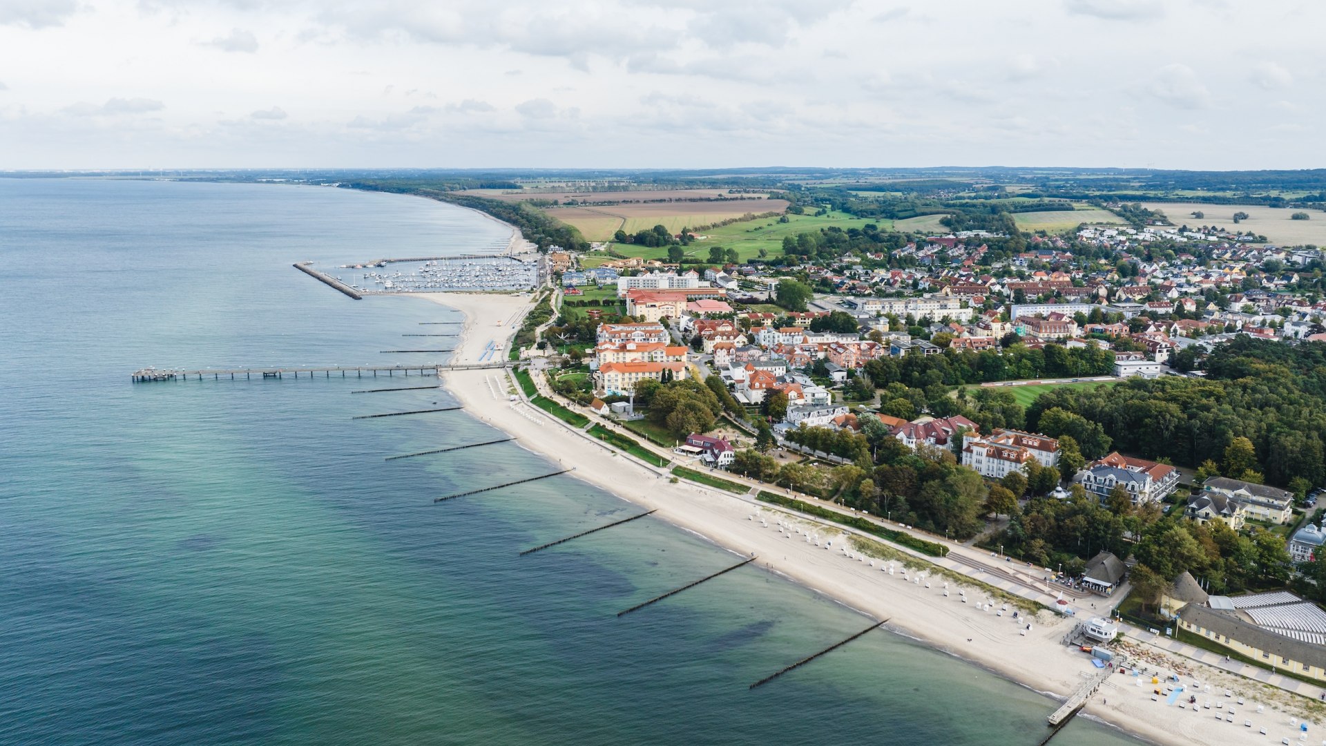 W K&uuml;hlungsborn elegancka architektura uzdrowiskowa przylega do plaży z 240-metrowym molo. Każdej jesieni w hotelach nadbałtyckiego kurortu odbywa się festiwal gastronomiczny "K&uuml;hlungsborn kocht!".