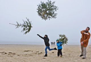 © Weihnachtsbaumweitwurf in Familie .JPG © Weihnachtsbaumweitwurf in Familie .JPG