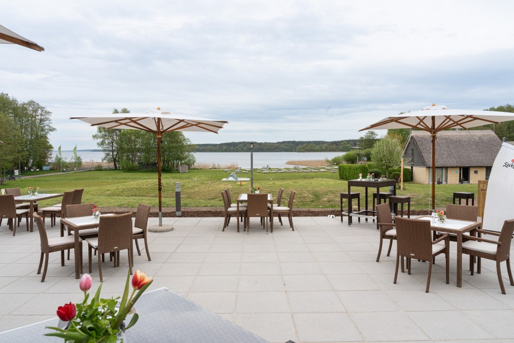 2024-05-BEECH-Plau-Restaurant-Bootshaus-Bar-Ankerplatz-Terrasse-Seeblick-Seevilla, © BEECH Resort Plauer See 2024-05-BEECH-Plau-Restaurant-Bootshaus-Bar-Ankerplatz-Terrasse-Seeblick-Seevilla, © BEECH Resort Plauer See