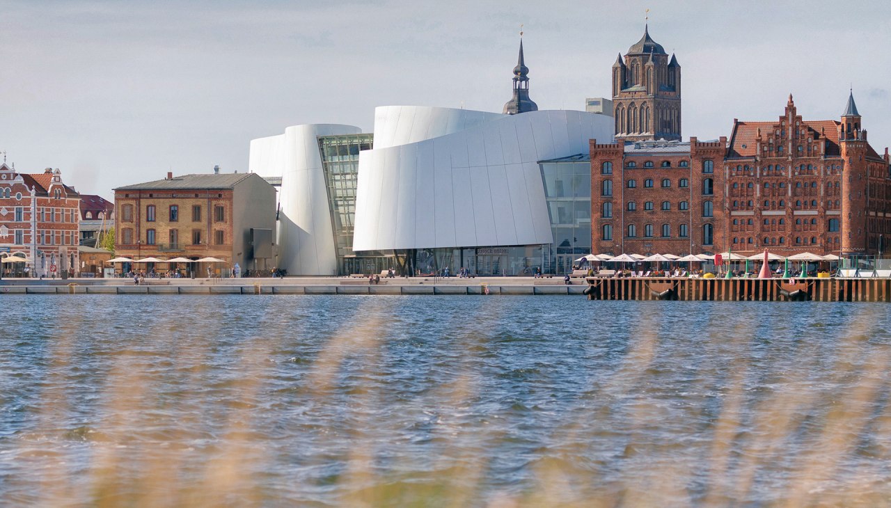 Buitenaanzicht van het OZEANEUM vanaf de havenzijde, © Anke Neumeister/Deutsches Meeresmuseum