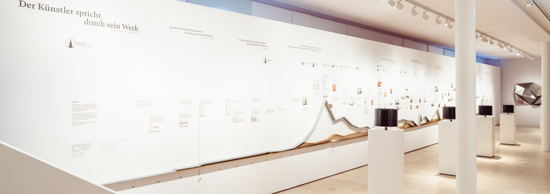 Wystawa poświęcona Casparowi Davidowi Friedrichowi w Pomorskim Muzeum Państwowym w Greifswaldzie prowadzi zwiedzających przez twórczość romantycznego artysty. Oryginalne prace, szkice i osobiste świadectwa ożywiają świat pomysłów artysty. Wycieczka, która na nowo wyostrza spojrzenie na naturę i sztukę., © MV-T/Gross Jasna sala wystawowa z eksponatami Caspara Davida Friedricha w Pomorskim Muzeum Państwowym w Greifswaldzie.