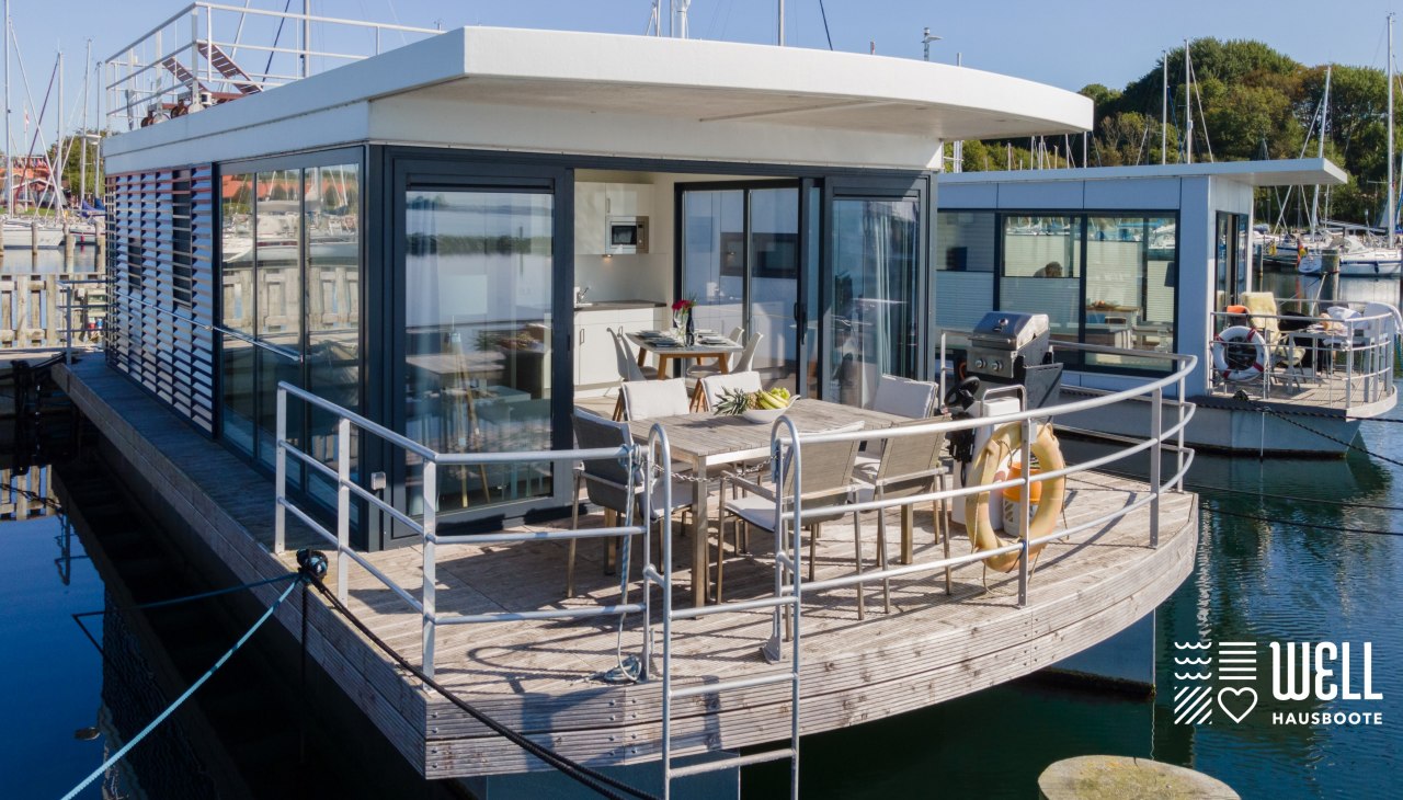 Houseboat with roof terrace overlooking the bow terrace, © Lars Franzen