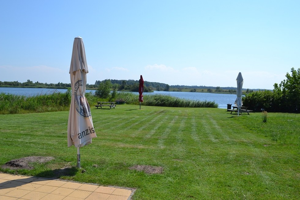 View to the lake over the manicured lawn // &copy; Lutz Werner
