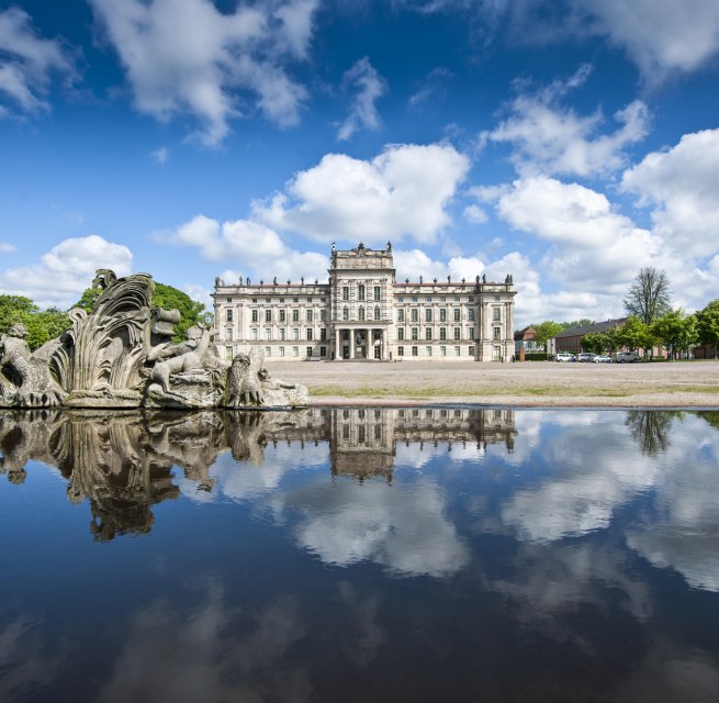 Schloss Ludwigslust mit Spiegelung im Karauschenteich // © SSGK MV / Jörn Lehmann Schloss Ludwigslust mit Spiegelung im Karauschenteich // © SSGK MV / Jörn Lehmann