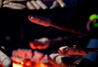 Gemeinsames Grillen und Stockbrot &uuml;ber dem Feuer // &copy; Johanna Franke